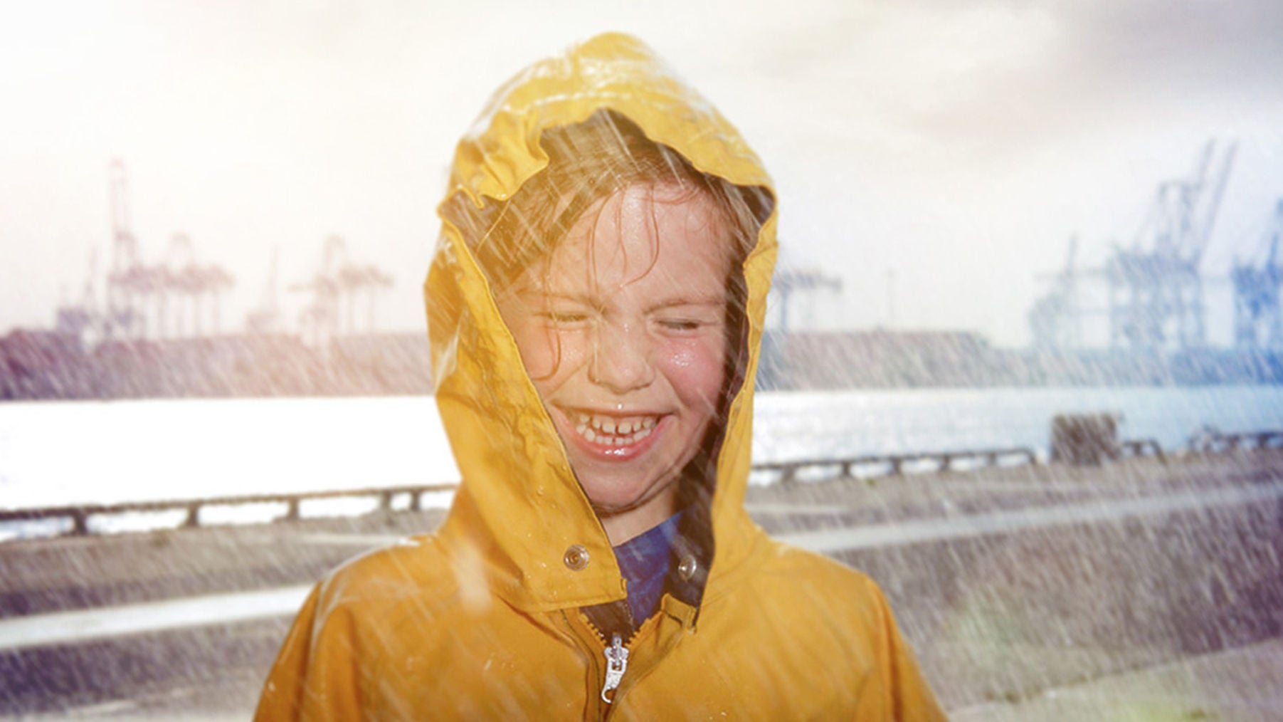 Uniroyal - valeurs de la marque - fille en imperméable jaune