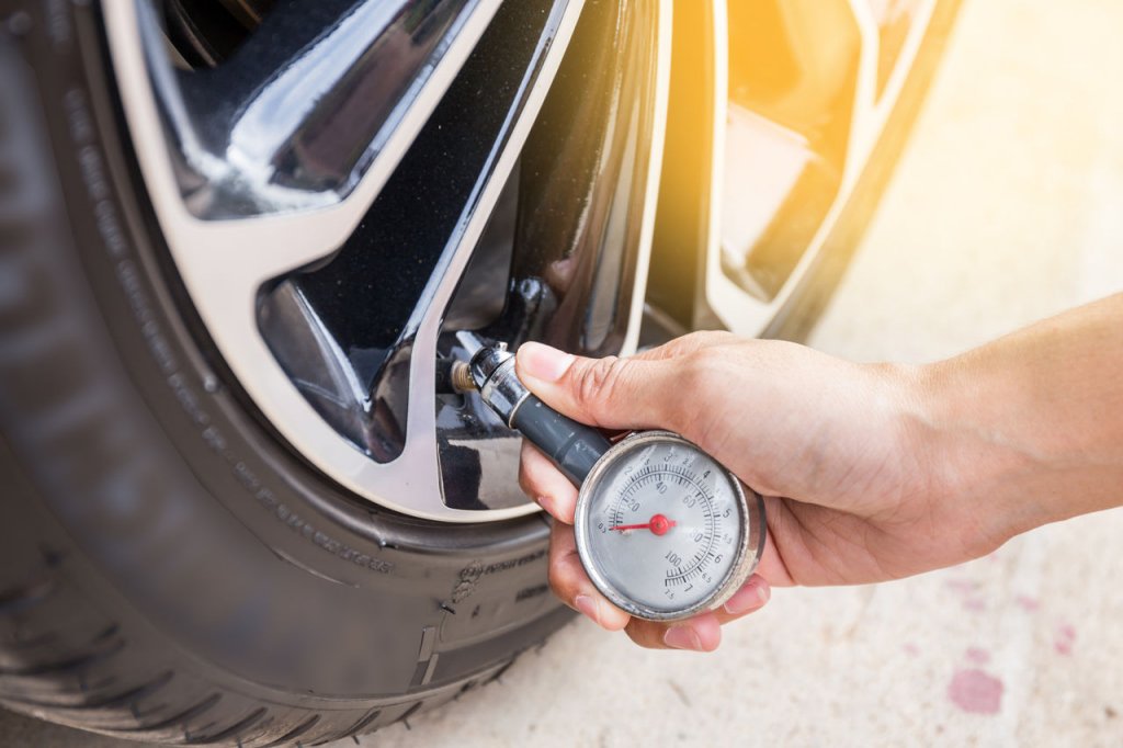 Comment connaitre et vérifier la pression de vos pneus